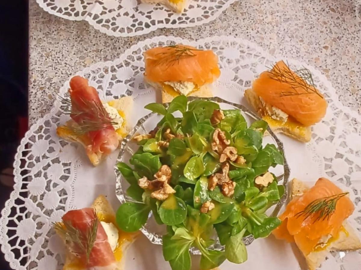 Lachshäppchen mit Frischkäse und Honig-Senf-Soße - Rezept