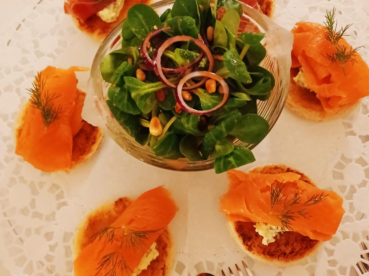Lachshäppchen mit Frischkäse und Honig-Senf-Soße - Rezept