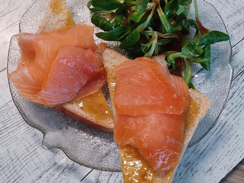 Lachshäppchen mit Frischkäse und Honig-Senf-Soße - Rezept