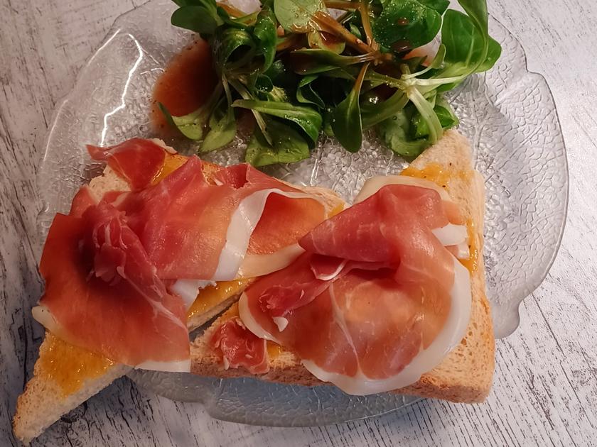 Lachshäppchen mit Frischkäse und Honig-Senf-Soße - Rezept