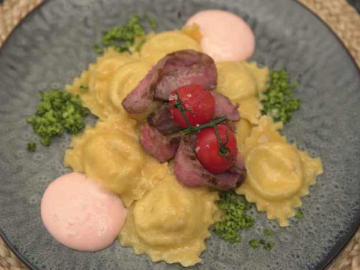 Ravioli mit Steinpilzfüllung, Wagyu Beef und Parmesanschaum - von Das ...