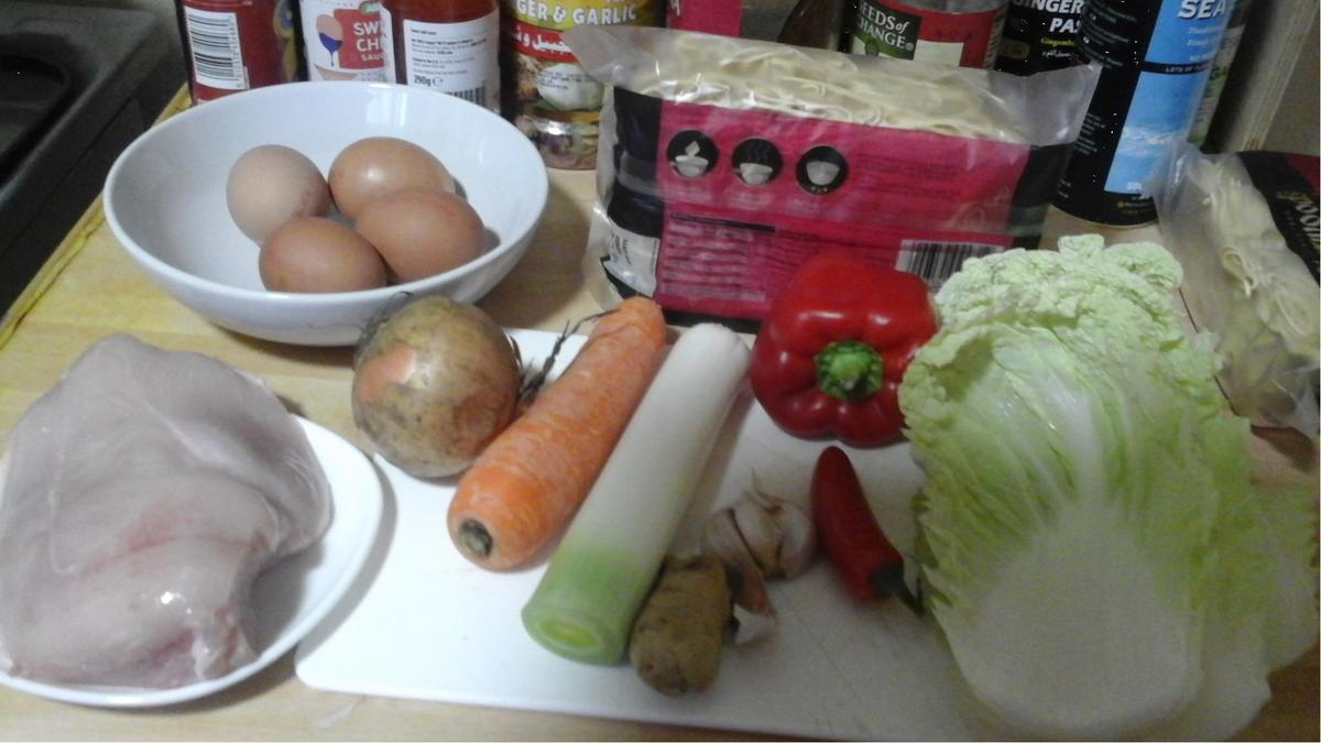 Hähnchenbrustfilet mit Wok-Gemüsemix süß-sauer, Eierstreifen und Mie-Nudeln - Rezept - Bild Nr. 16896