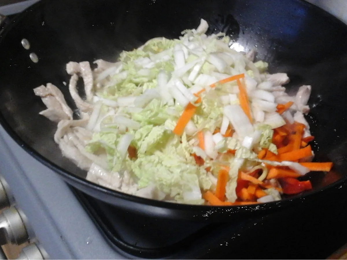 Rezept: Hähnchenbrustfilet mit Wok-Gemüsemix süß-sauer, Eierstreifen und Mie-Nudeln Bild Nr. 16904 Hähnchenbrustfilet mit Wok-Gemüsemix süß-sauer, Eierstreifen und Mie-Nudeln - Rezept - Bild Nr. 16904