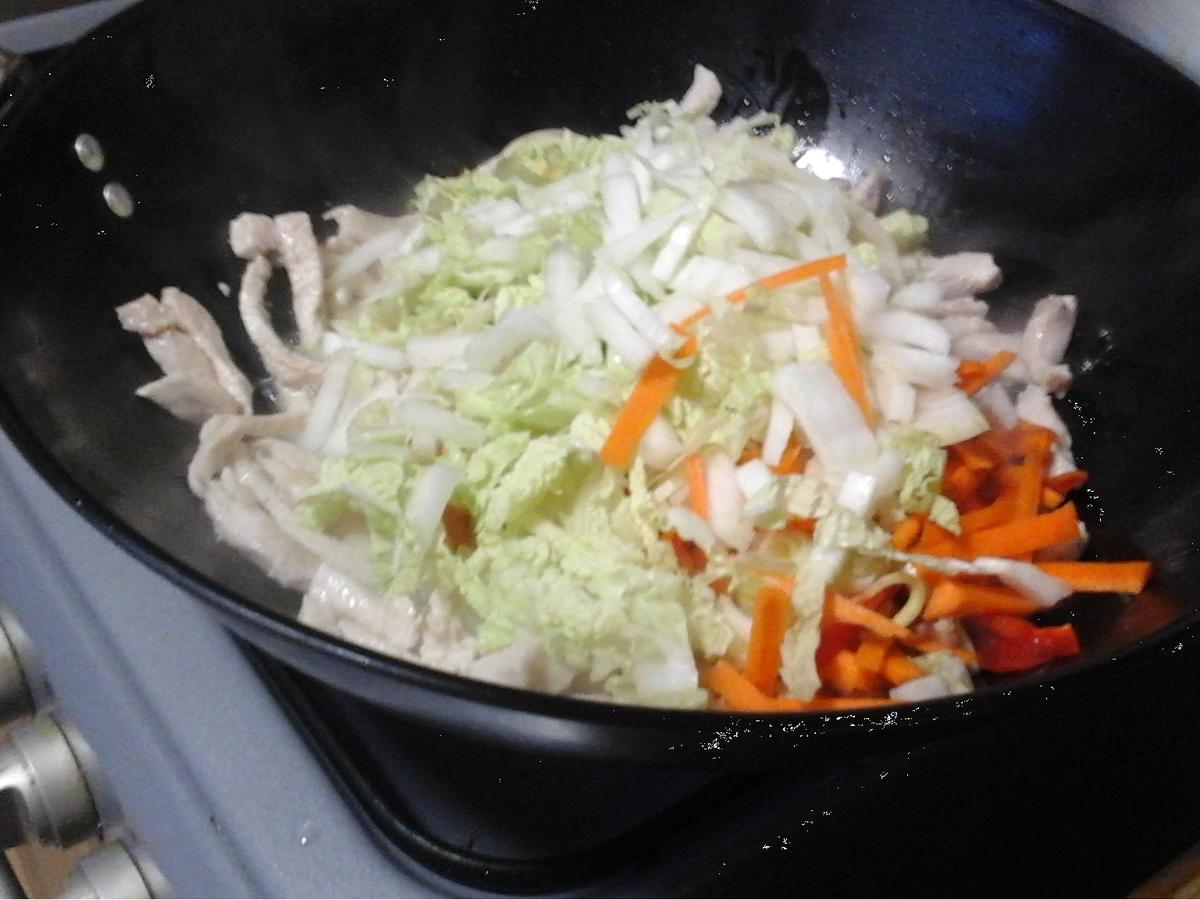 Hähnchenbrustfilet mit Wok Gemüsemix süß-sauer, Eierstreifen und Mie ...