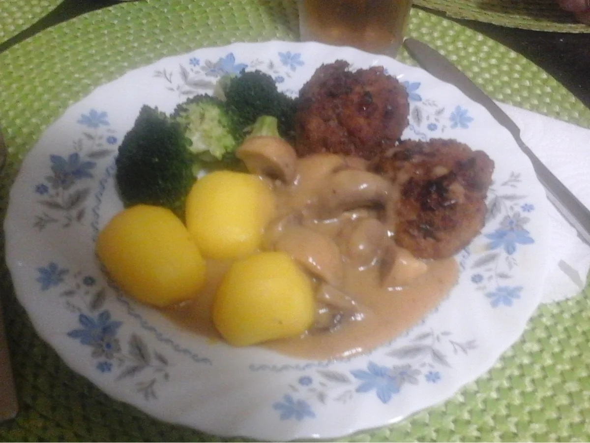 Koriander-Buletten mit Rahm-Champignon-Sauce, Brokkoli und Drillingen - Rezept - Bild Nr. 2