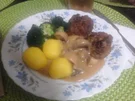 Koriander-Buletten mit Rahm-Champignon-Sauce, Brokkoli und Drillingen - Rezept - Bild Nr. 2