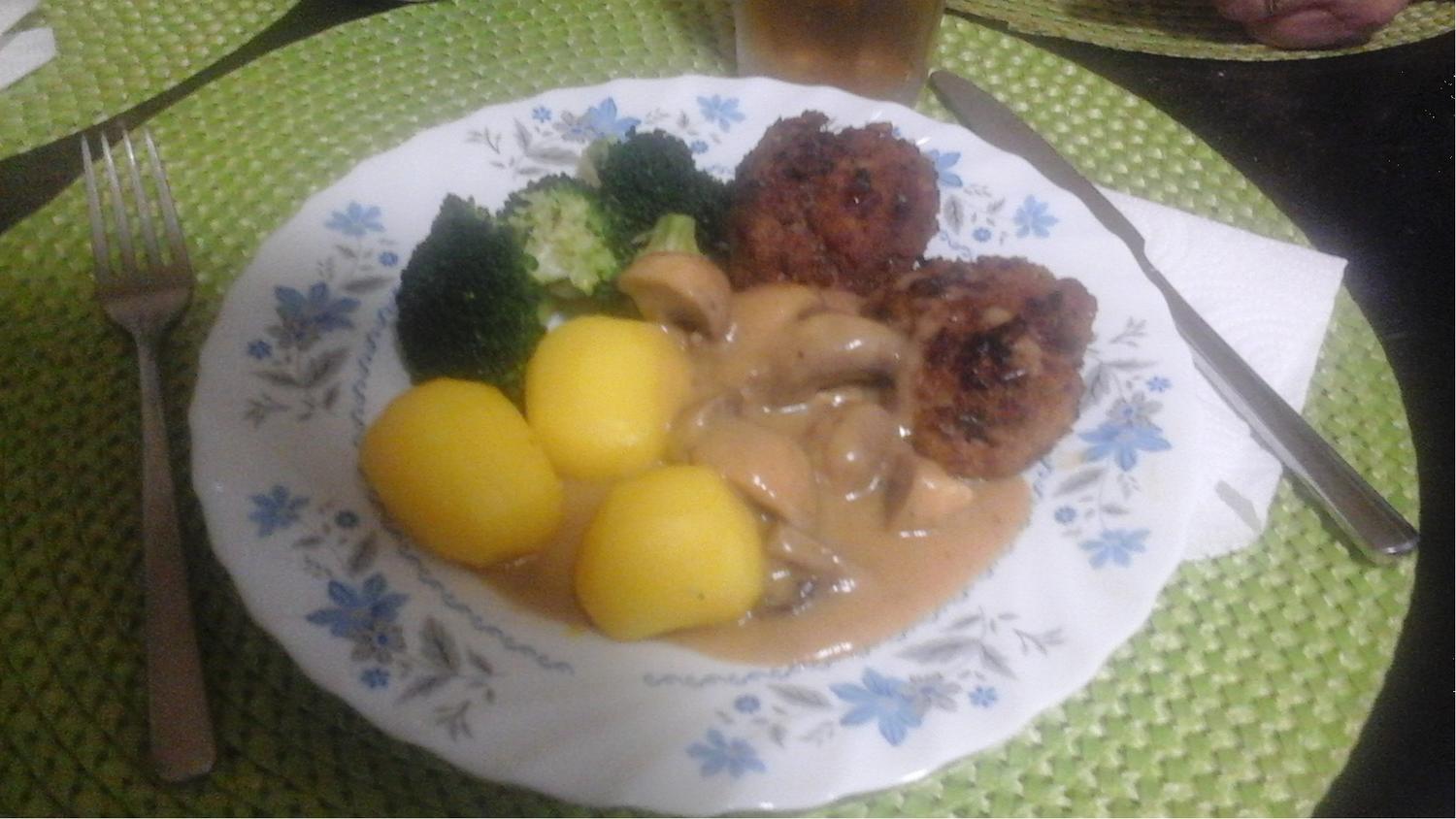 Koriander-Buletten mit Rahm-Champignon-Sauce, Brokkoli und Drillingen ...