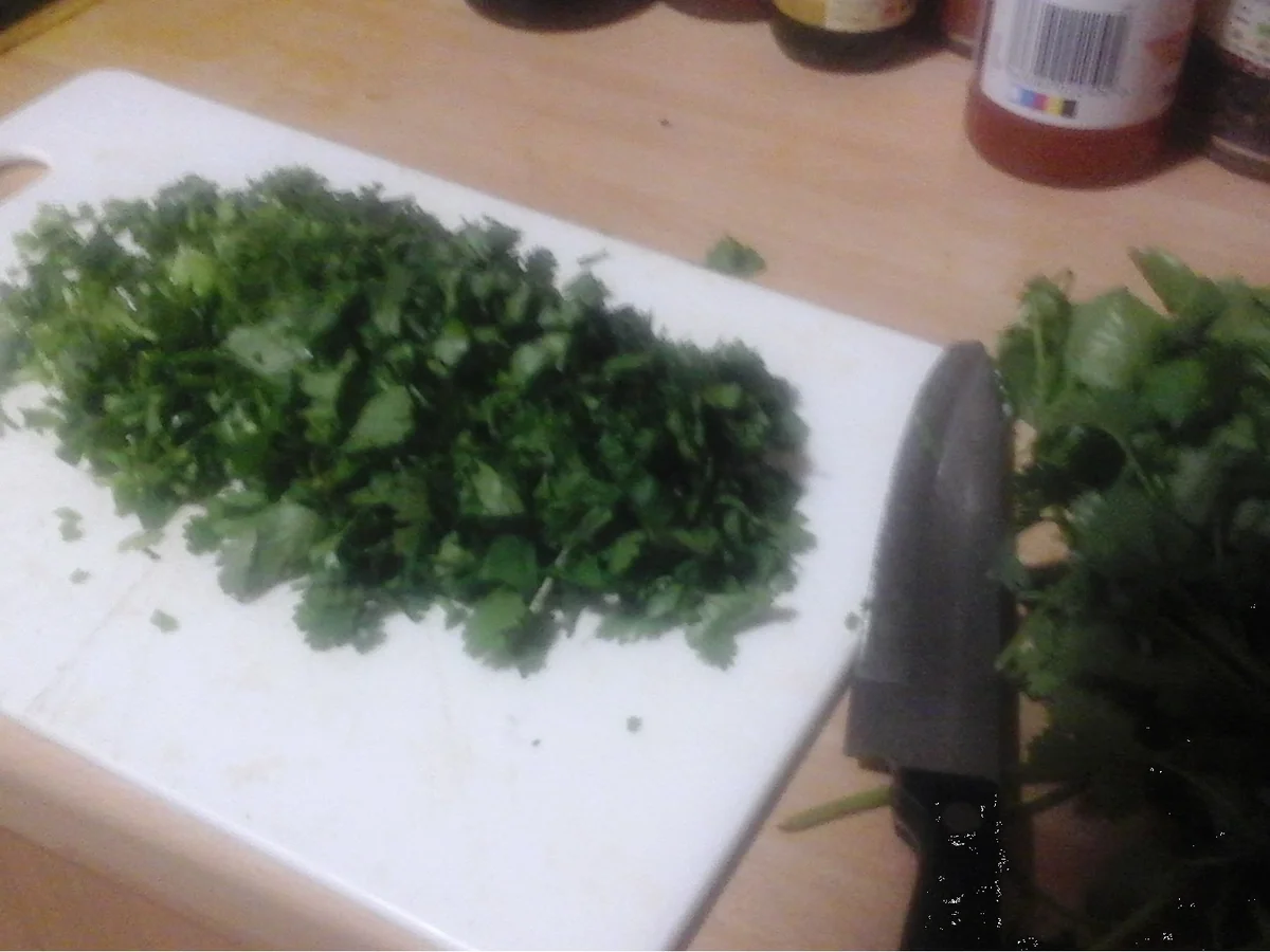 Koriander-Buletten mit Rahm-Champignon-Sauce, Brokkoli und Drillingen - Rezept - Bild Nr. 4