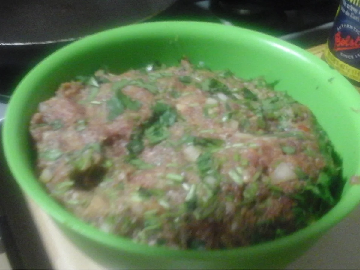 Koriander-Buletten mit Rahm-Champignon-Sauce, Brokkoli und Drillingen - Rezept - Bild Nr. 5