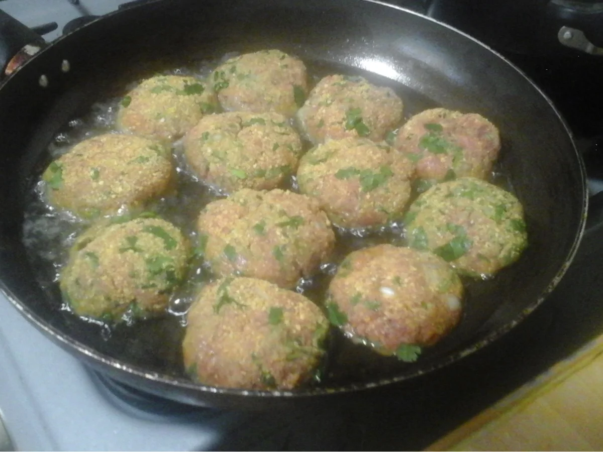 Koriander-Buletten mit Rahm-Champignon-Sauce, Brokkoli und Drillingen - Rezept - Bild Nr. 6