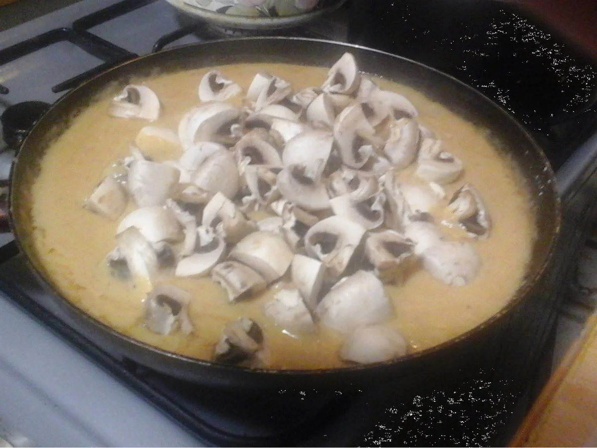 Koriander-Buletten mit Rahm-Champignon-Sauce, Brokkoli und Drillingen - Rezept - Bild Nr. 8