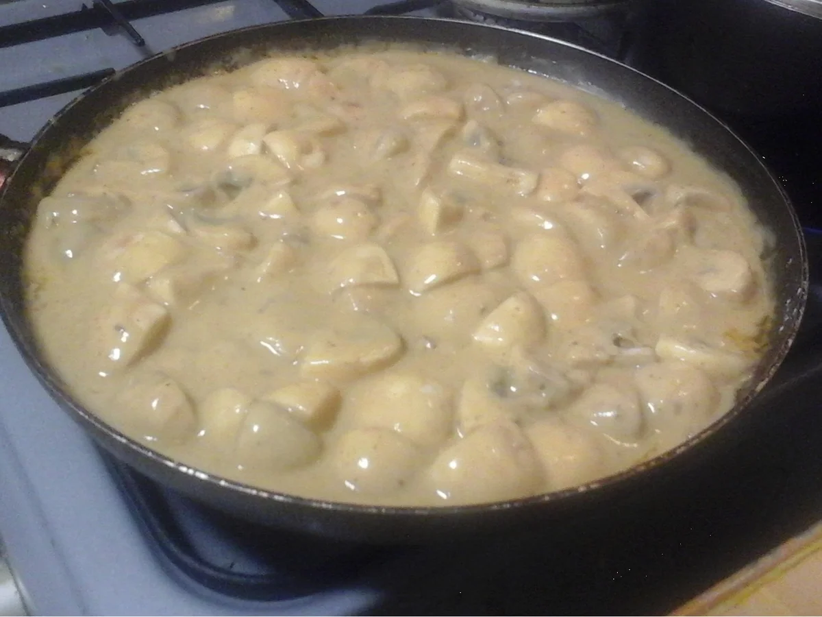 Koriander-Buletten mit Rahm-Champignon-Sauce, Brokkoli und Drillingen - Rezept - Bild Nr. 9