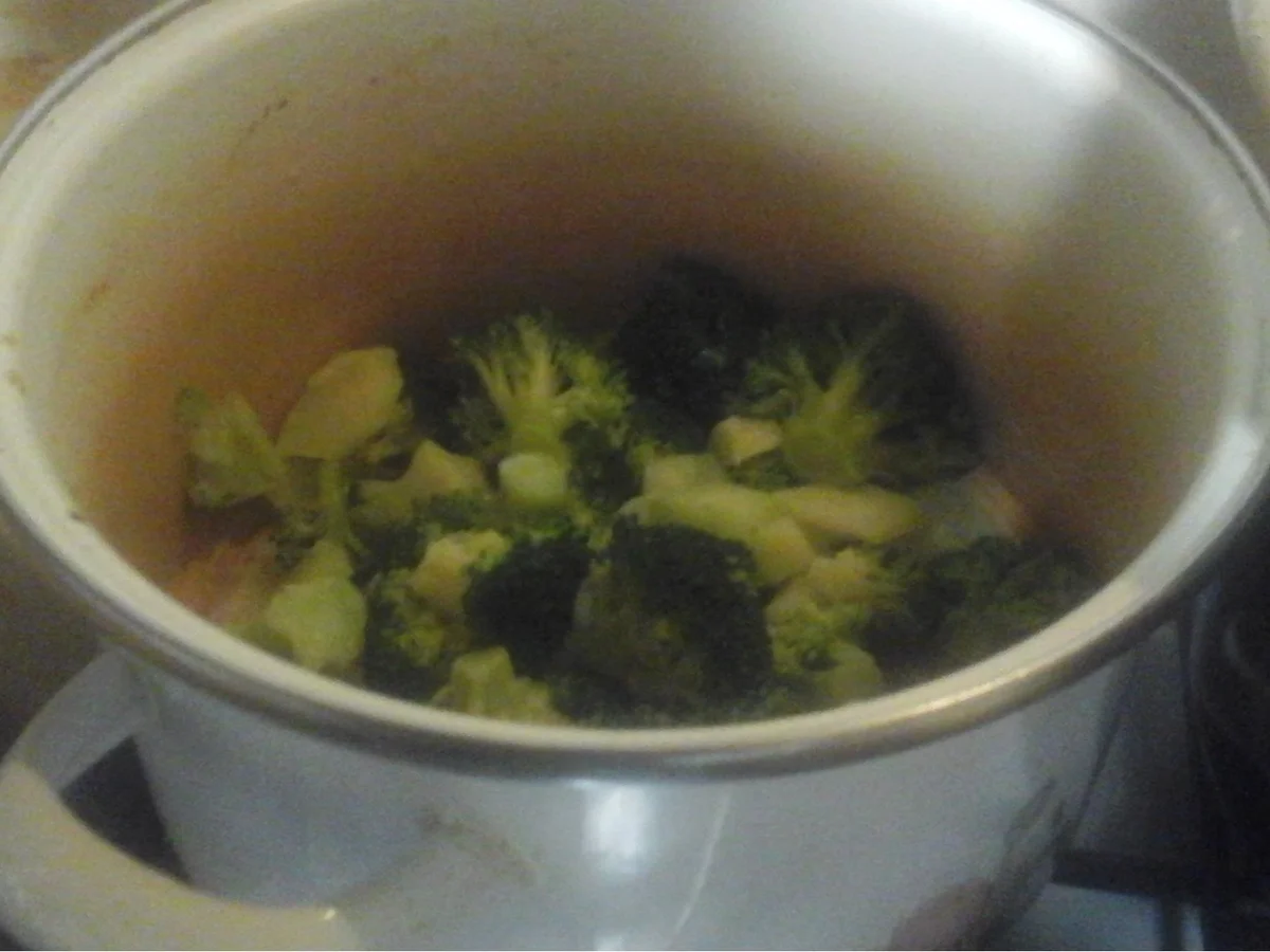 Koriander-Buletten mit Rahm-Champignon-Sauce, Brokkoli und Drillingen - Rezept - Bild Nr. 10