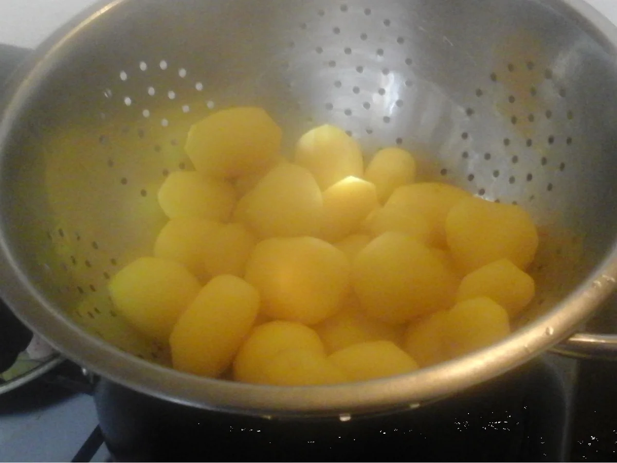 Koriander-Buletten mit Rahm-Champignon-Sauce, Brokkoli und Drillingen - Rezept - Bild Nr. 11