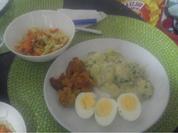 Gekochte Eier mit Sahne-Bechamel-Kartoffeln, gebratenen Blumenkohl und gemischten Salat - Rezept - Bild Nr. 2