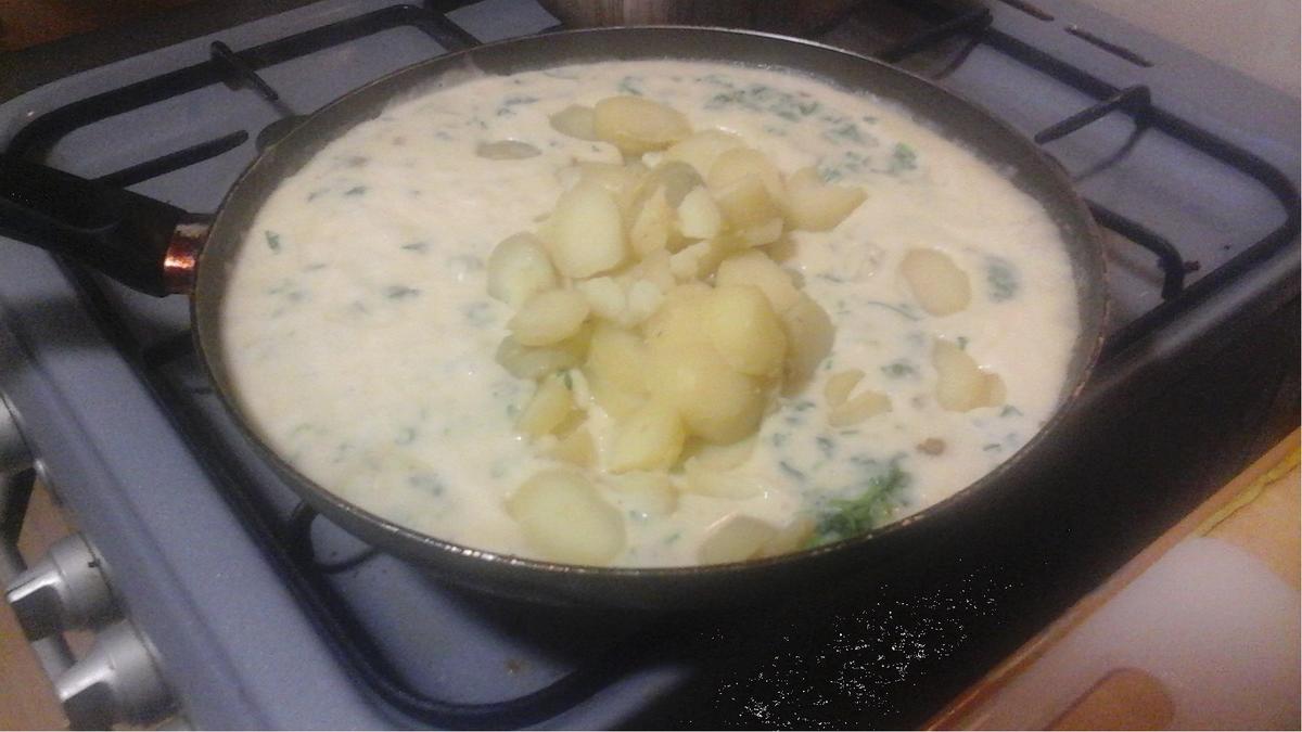 Gekochte Eier mit Sahne-Bechamel-Kartoffeln, gebratenen Blumenkohl und gemischten Salat - Rezept - Bild Nr. 5