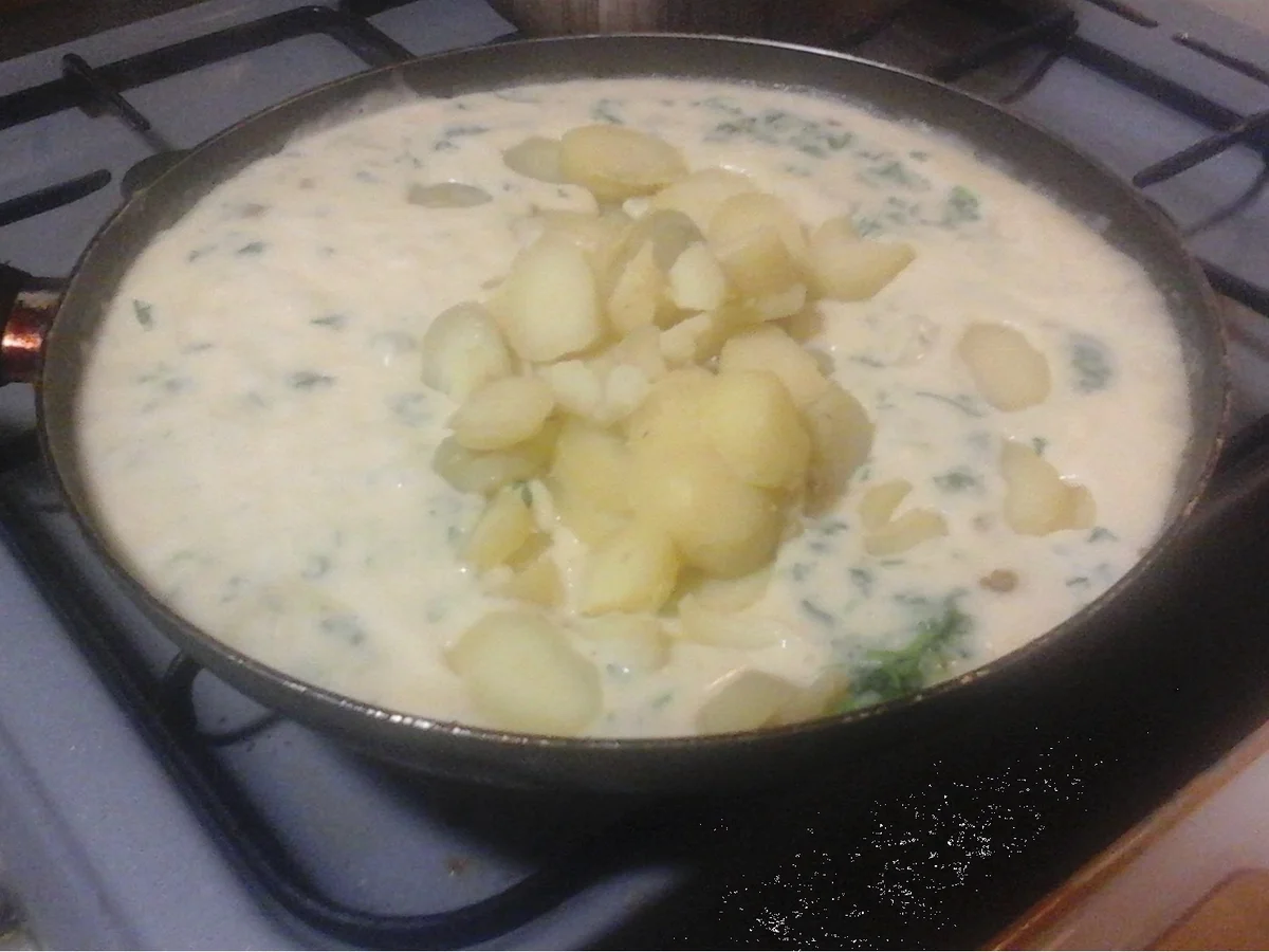 Gekochte Eier mit Sahne-Bechamel-Kartoffeln, gebratenen Blumenkohl und gemischten Salat - Rezept - Bild Nr. 5