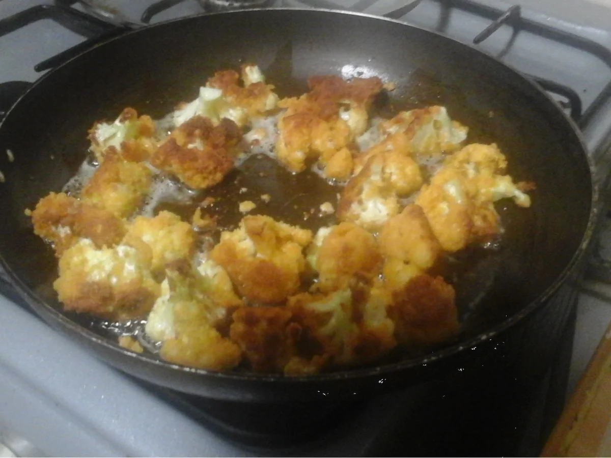 Gekochte Eier mit Sahne-Bechamel-Kartoffeln, gebratenen Blumenkohl und gemischten Salat - Rezept - Bild Nr. 6