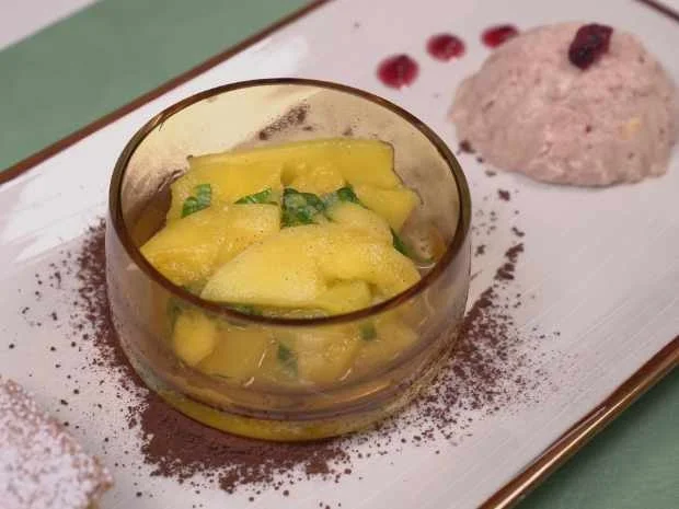 Spanischer Mandelkuchen mit Cranberry Parfait und Basilikum Mango - Rezept - Bild Nr. 2