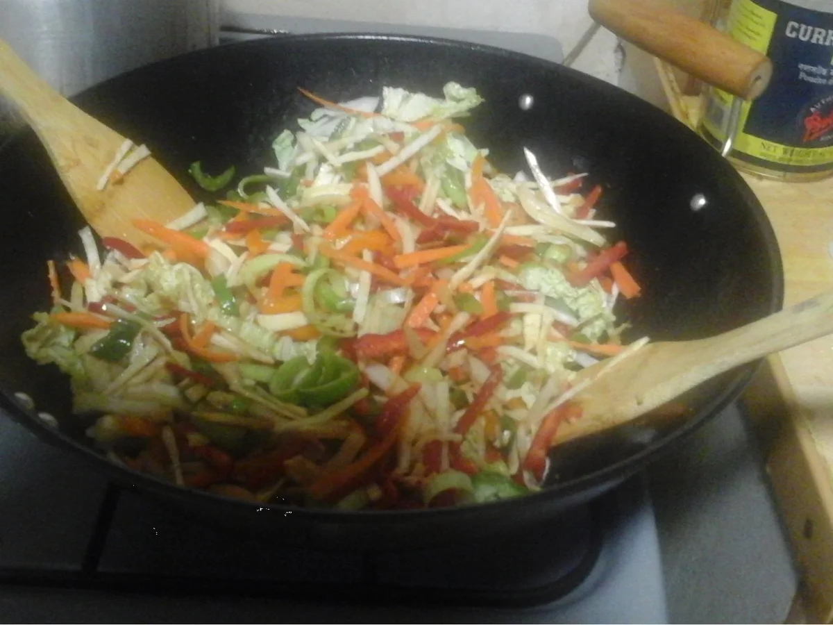 Wok-Gemüse mit Hähnchenfleisch, Ei und Basmatireis - Rezept - Bild Nr. 16904