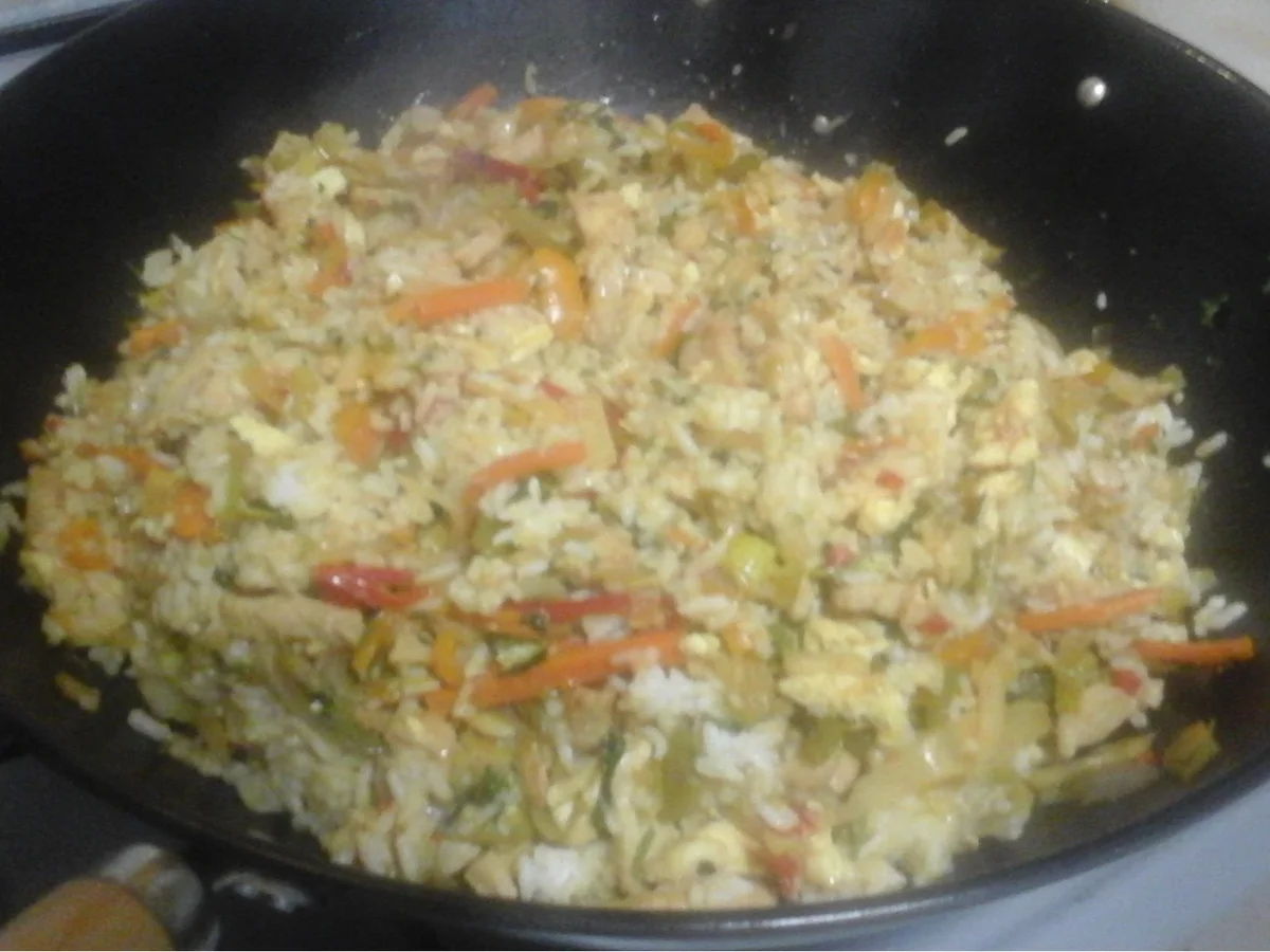 Wok-Gemüse mit Hähnchenfleisch, Ei und Basmatireis - Rezept - Bild Nr. 16912