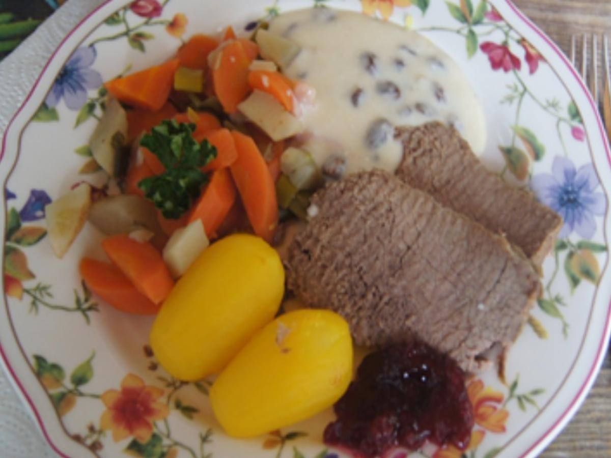 Tafelspitz mit Bouillon-Gemüse, Meerrettich-Sauce und Kartoffeln ...