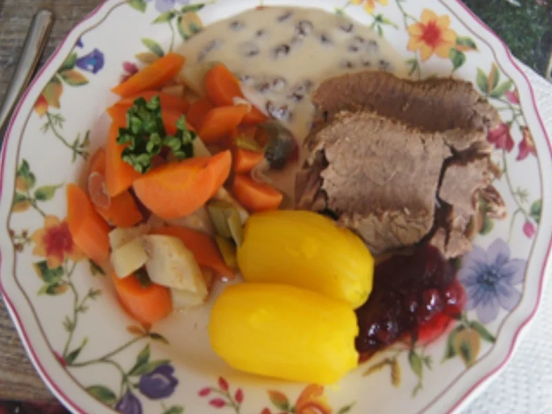 Rezept: Tafelspitz mit Bouillon-Gemüse, Meerrettich-Sauce und Kartoffeln Bild Nr. 16905 Tafelspitz mit Bouillon-Gemüse, Meerrettich-Sauce und Kartoffeln - Rezept - Bild Nr. 16905