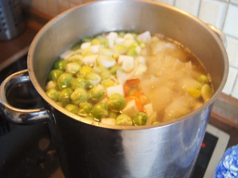 Hühnersuppe mit Suppengemüse und Rosenkohl - Rezept - Bild Nr. 16902