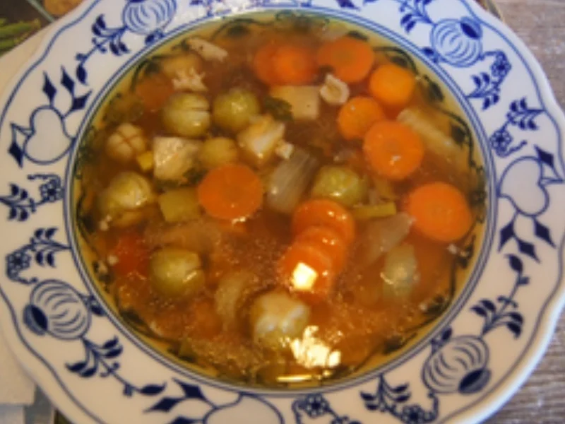 Hühnersuppe mit Suppengemüse und Rosenkohl - Rezept - Bild Nr. 16903