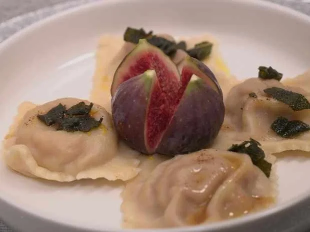 Rezept: Ravioli mit Kürbis-Parmesan-Füllung und Salbei-Butter Bild Nr. 16895 Ravioli mit Kürbis-Parmesan-Füllung und Salbei-Butter - Rezept - Bild Nr. 16895