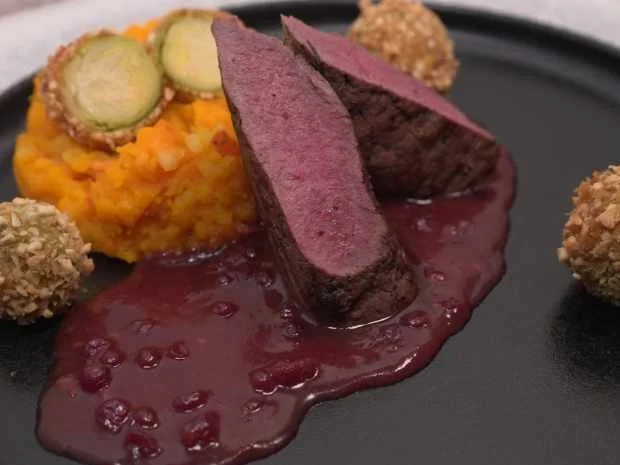 Rehrücken an Kürbis-Kartoffel-Stampf mit Rosenkohl in Mandelkruste - Rezept - Bild Nr. 2