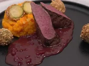 Rehrücken an Kürbis-Kartoffel-Stampf mit Rosenkohl in Mandelkruste - Rezept - Bild Nr. 2