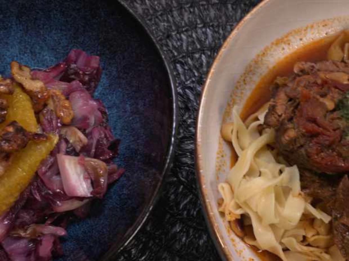 Rinderroulade italienischer Art mit Tagliatelle und Radicchio-Salat ...