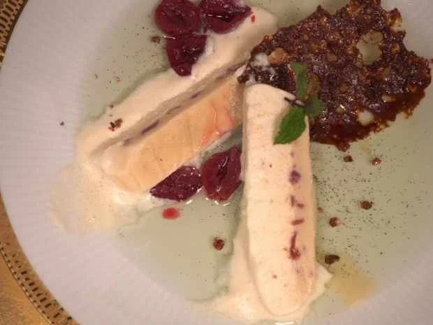 Halbgefrorenes von der Sauerkirsche auf Minze-Spiegel mit Portweinknusperle - Rezept - Bild Nr. 16896