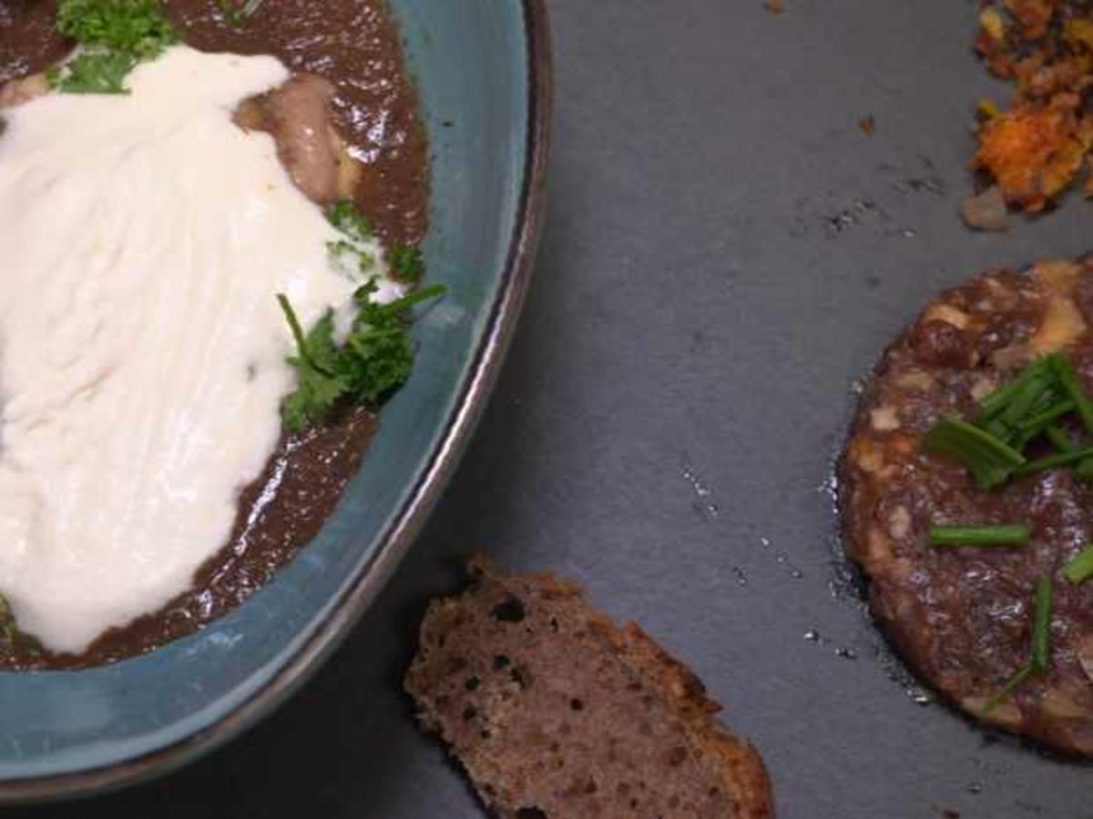 Waldpilzsuppe mit Rehtatar, Nussbrot und Haselnussbutter - Rezept ...