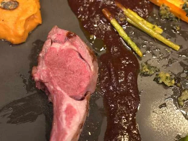 Lammkarree an Süßkartoffelmus mit Espressosauce und gebackenem Knoblauch - Rezept - Bild Nr. 16896