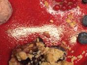 Zwetschgen-Tonka-Crumble mit Matcha-Zabaionecreme und Zwetschgen-Nougat-Eis - Rezept - Bild Nr. 2