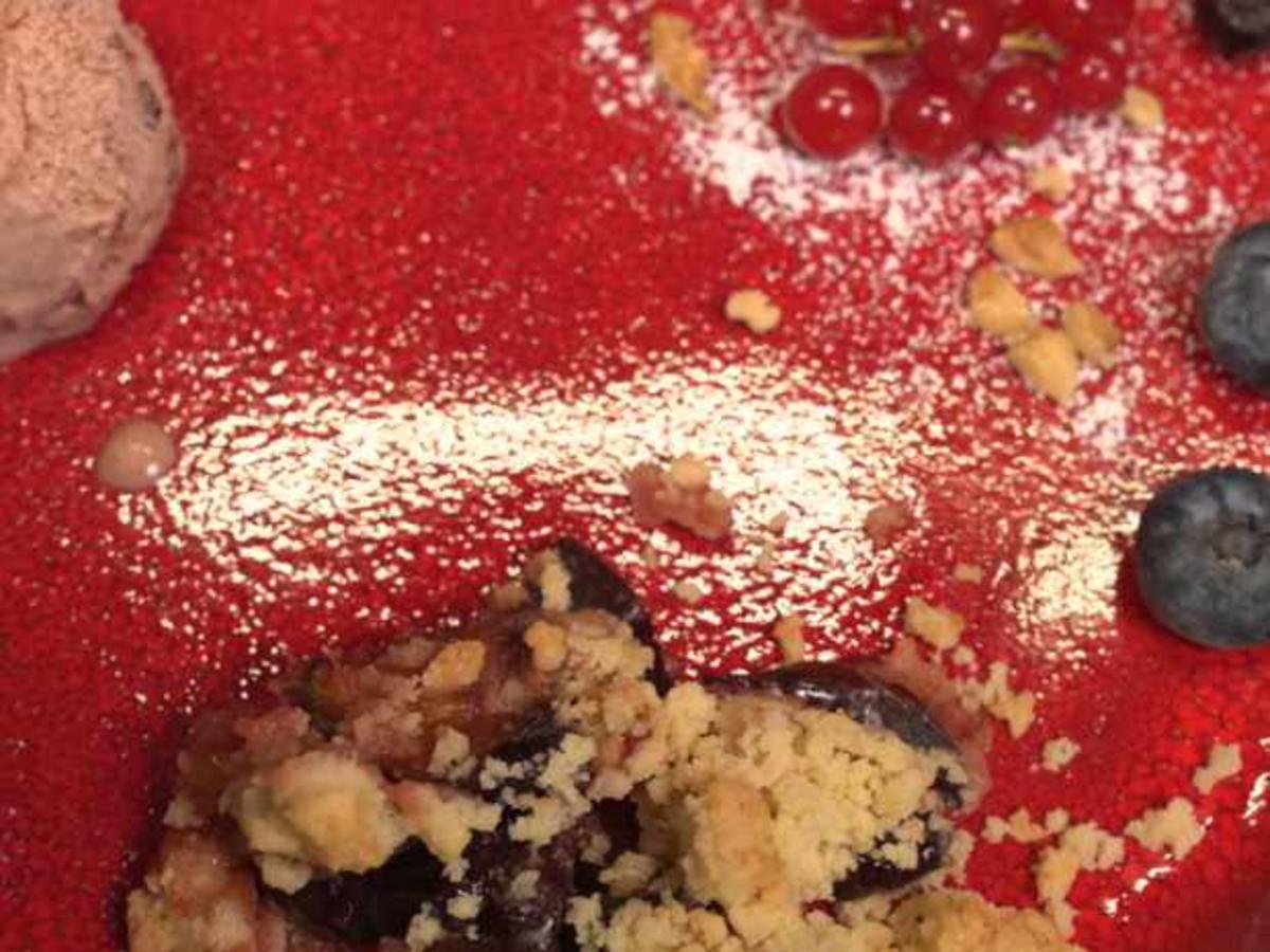 Zwetschgen-Tonka-Crumble mit Matcha-Zabaionecreme und Zwetschgen-Nougat ...