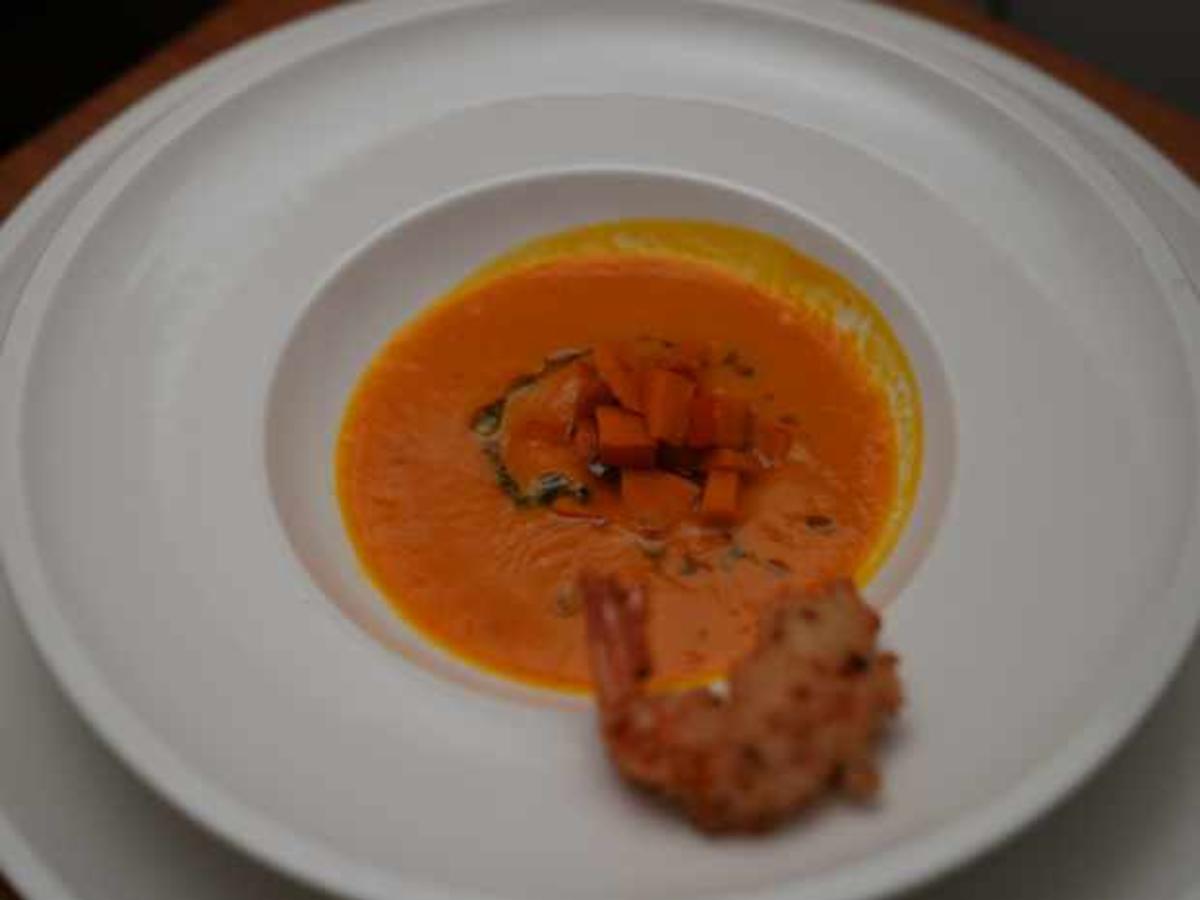 Kürbissuppe mit geschmortem Kürbis, Karotten Top Öl und Tempura Garnele ...