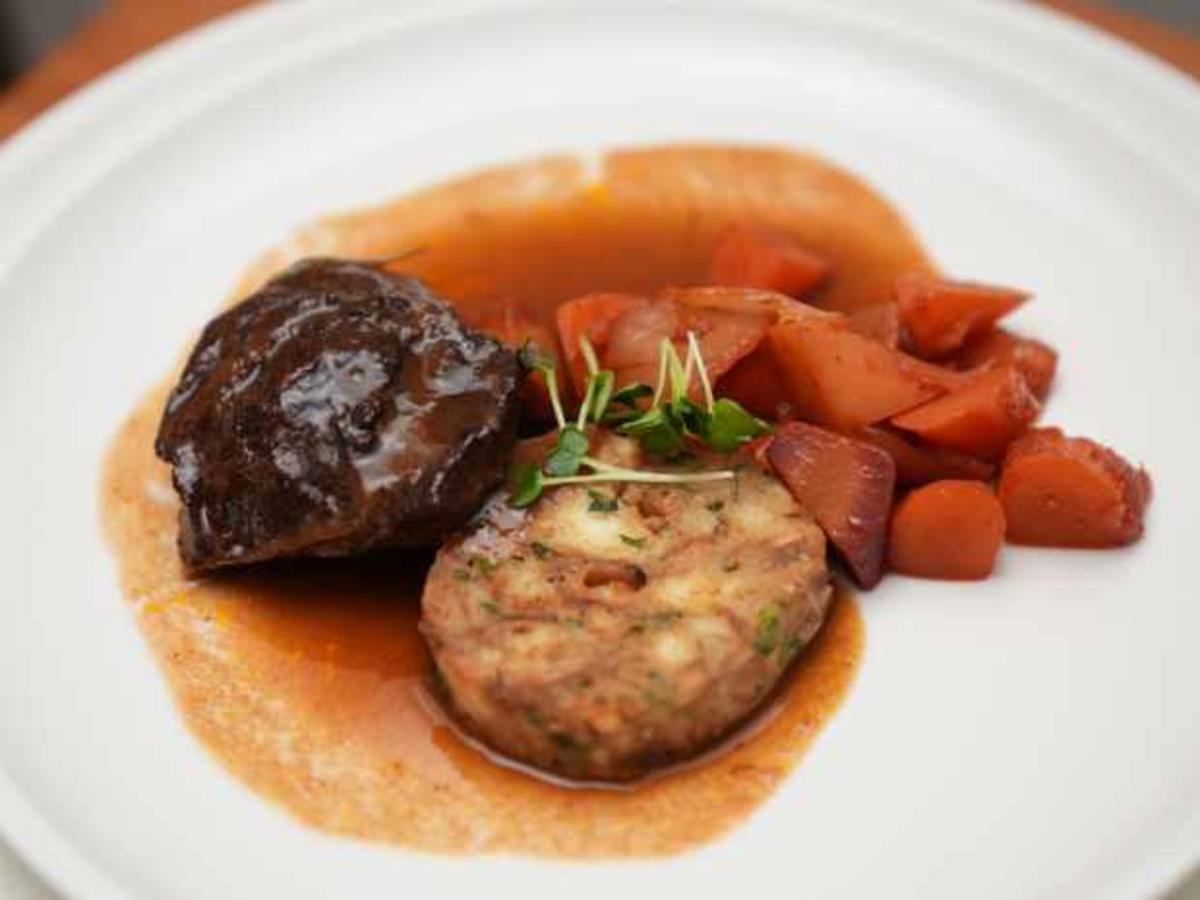 Geschmorte Kalbsbäckchen mit Serviettenknödel und Kimchi Karotten