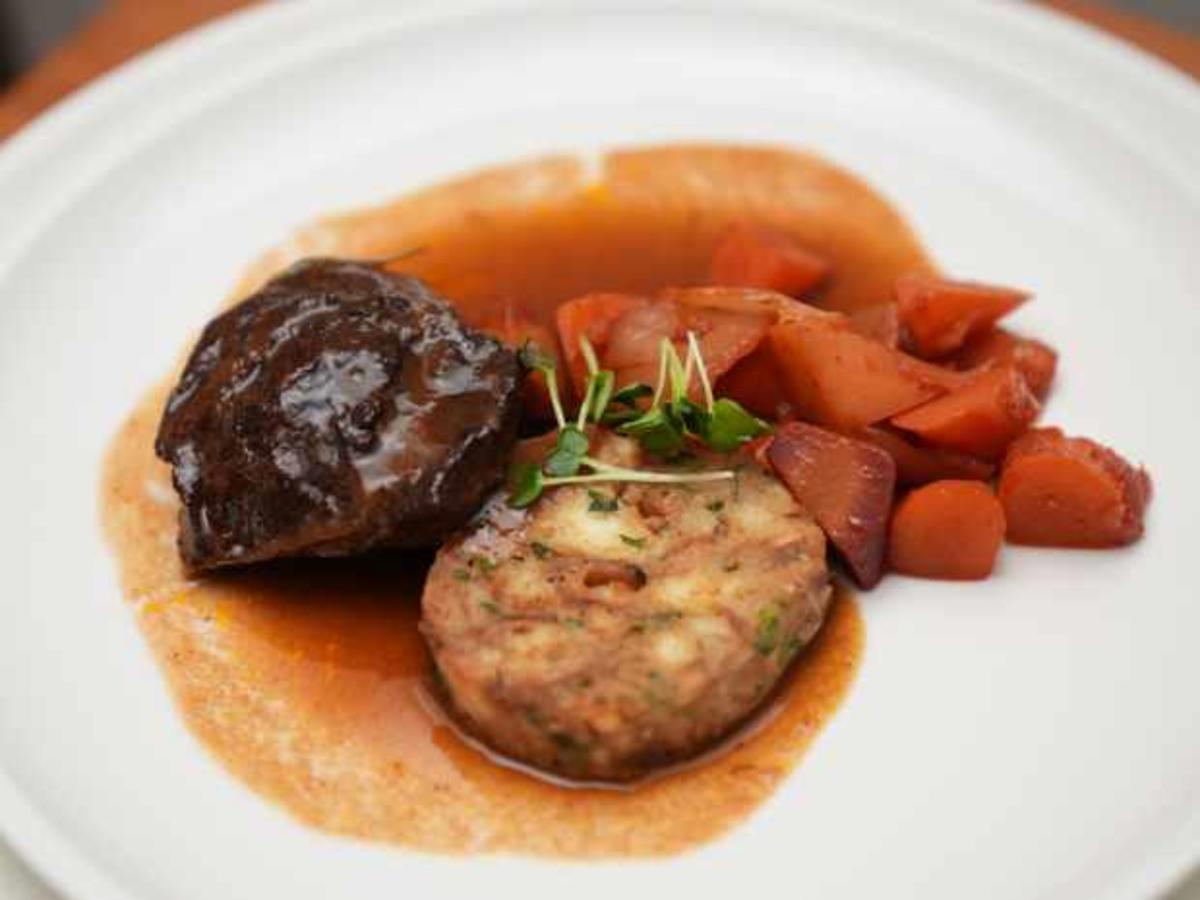 Geschmorte Kalbsbäckchen mit Serviettenknödel und Kimchi Karotten - von ...