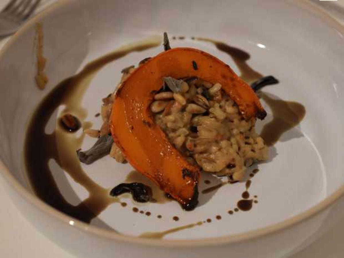 Veganes Kürbisrisotto mit Salbei und Pinienkernen - Rezept - kochbar.de