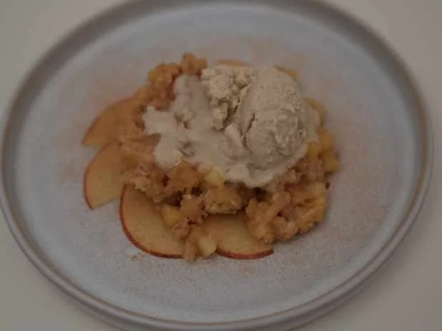 Apfelcrumble mit veganem Vanilleeis - Rezept - Bild Nr. 2