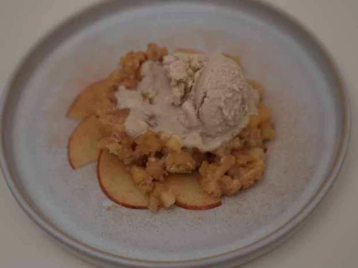 Apfelcrumble mit veganem Vanilleeis - von Das perfekte Dinner