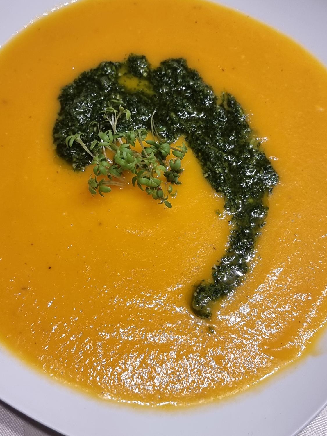 Möhren-Zitronen-Suppe mit Möhrengrün-Pesto - Rezept - kochbar.de