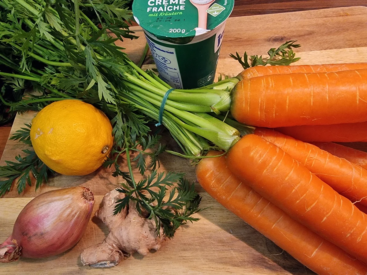 Rezept: Möhren-Zitronen-Suppe mit Möhrengrün-Pesto Bild Nr. 16900 Möhren-Zitronen-Suppe mit Möhrengrün-Pesto - Rezept - Bild Nr. 16900