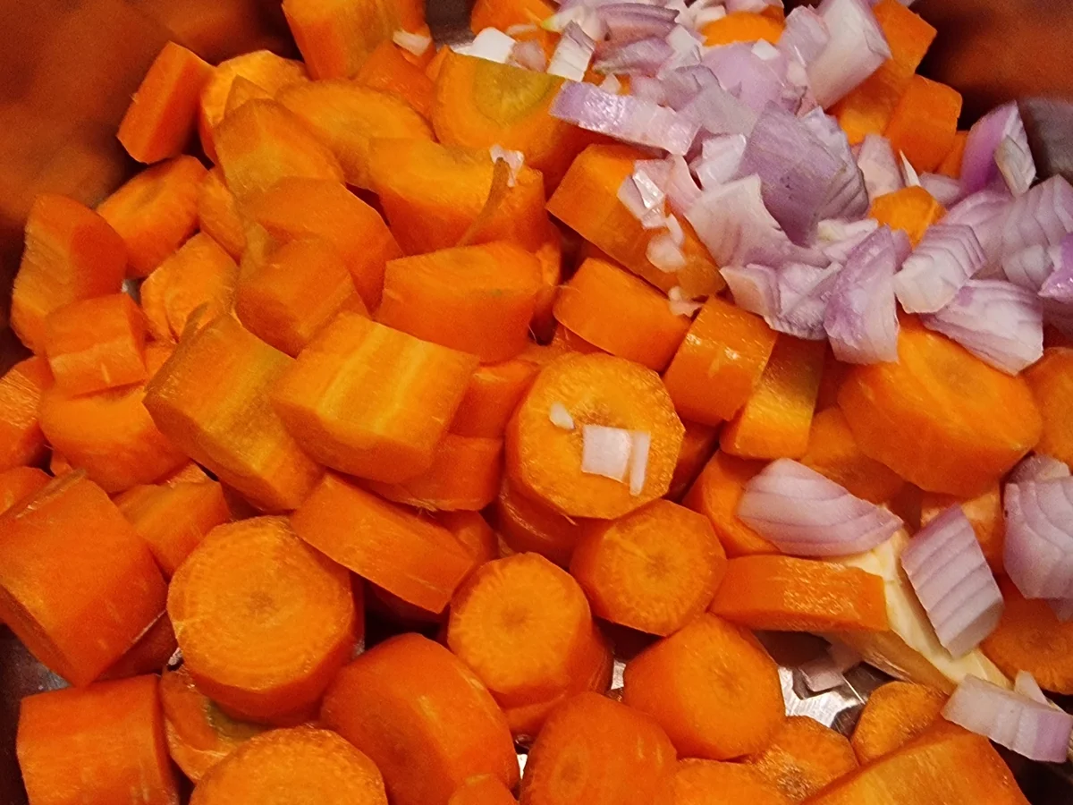 Rezept: Möhren-Zitronen-Suppe mit Möhrengrün-Pesto Bild Nr. 16901 Möhren-Zitronen-Suppe mit Möhrengrün-Pesto - Rezept - Bild Nr. 16901