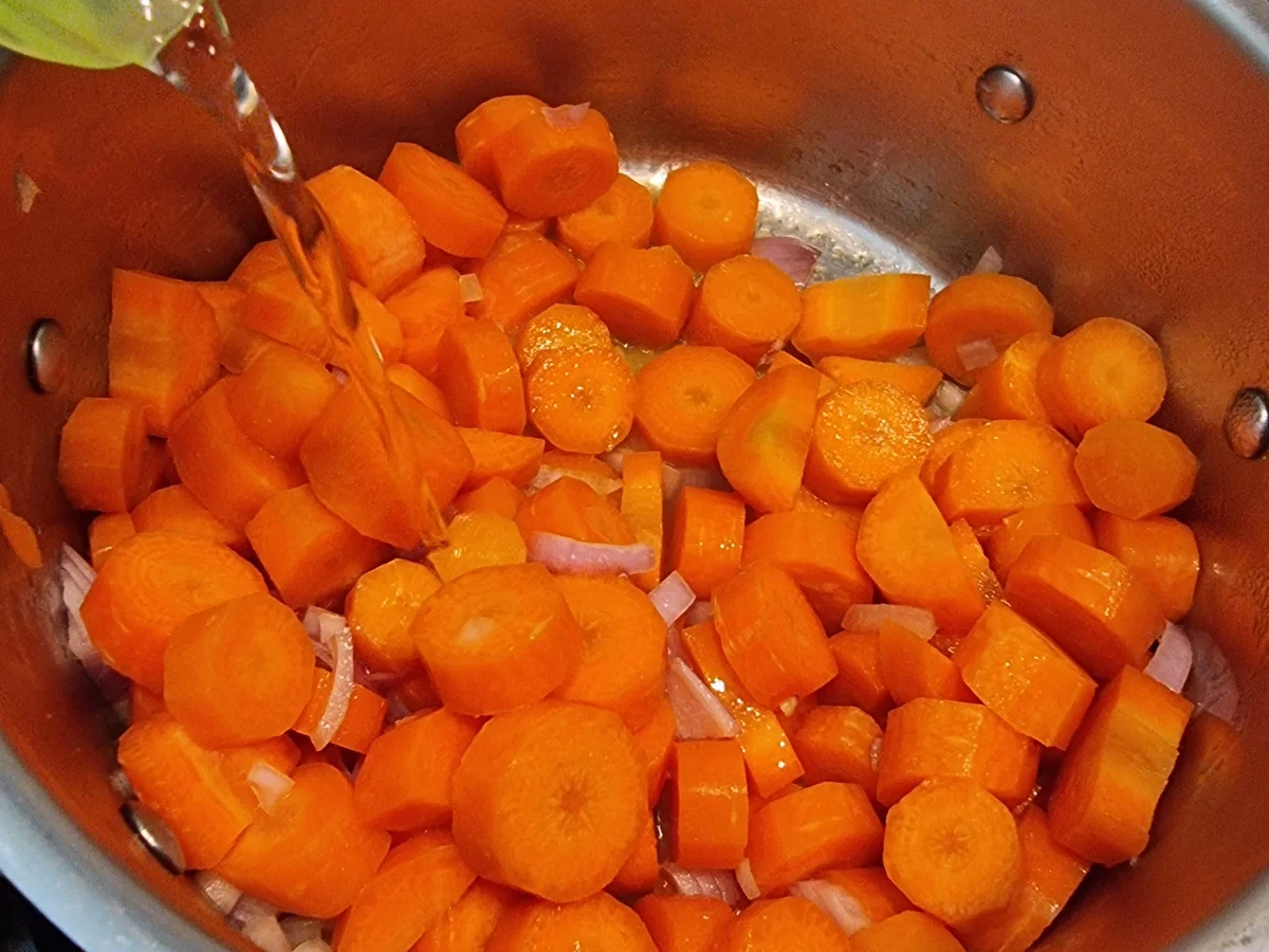 Rezept: Möhren-Zitronen-Suppe mit Möhrengrün-Pesto Bild Nr. 16902 Möhren-Zitronen-Suppe mit Möhrengrün-Pesto - Rezept - Bild Nr. 16902