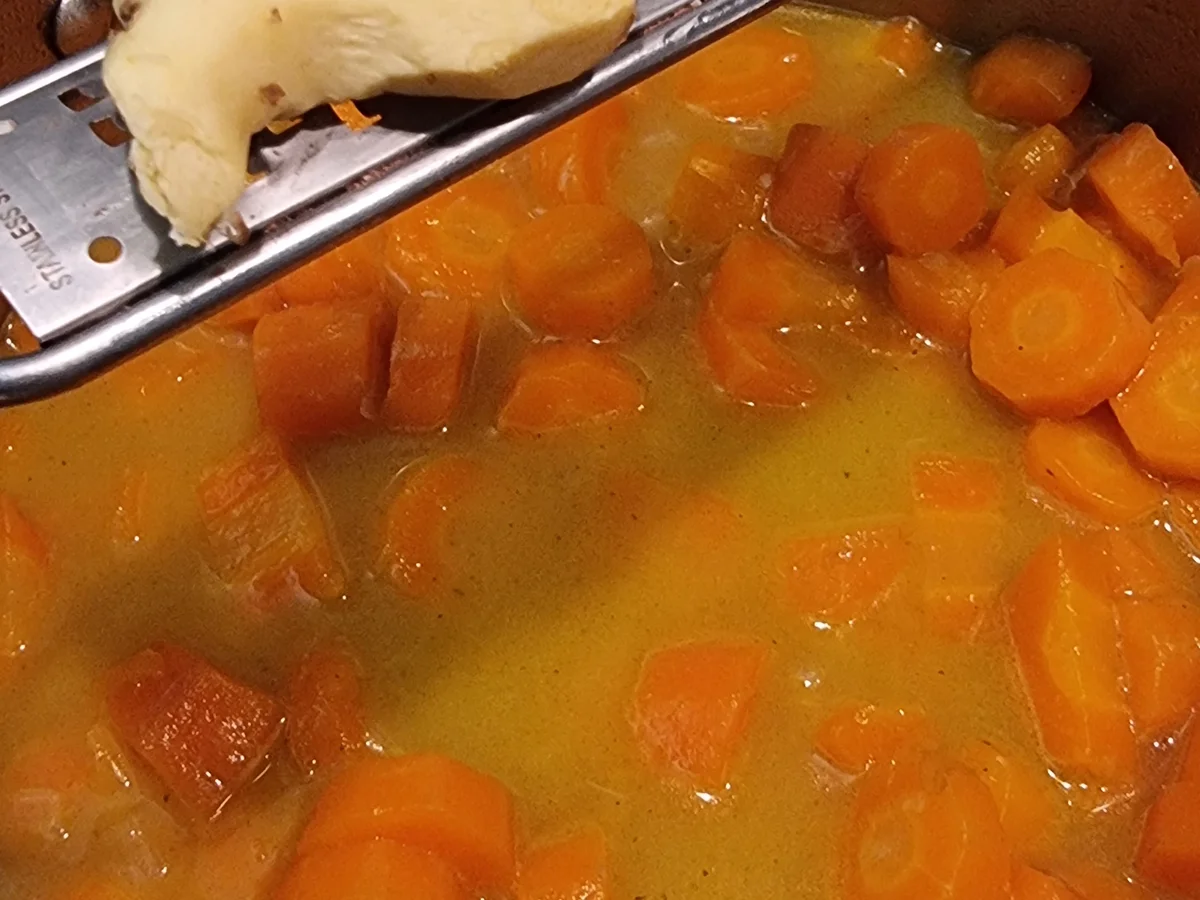 Rezept: Möhren-Zitronen-Suppe mit Möhrengrün-Pesto Bild Nr. 16904 Möhren-Zitronen-Suppe mit Möhrengrün-Pesto - Rezept - Bild Nr. 16904