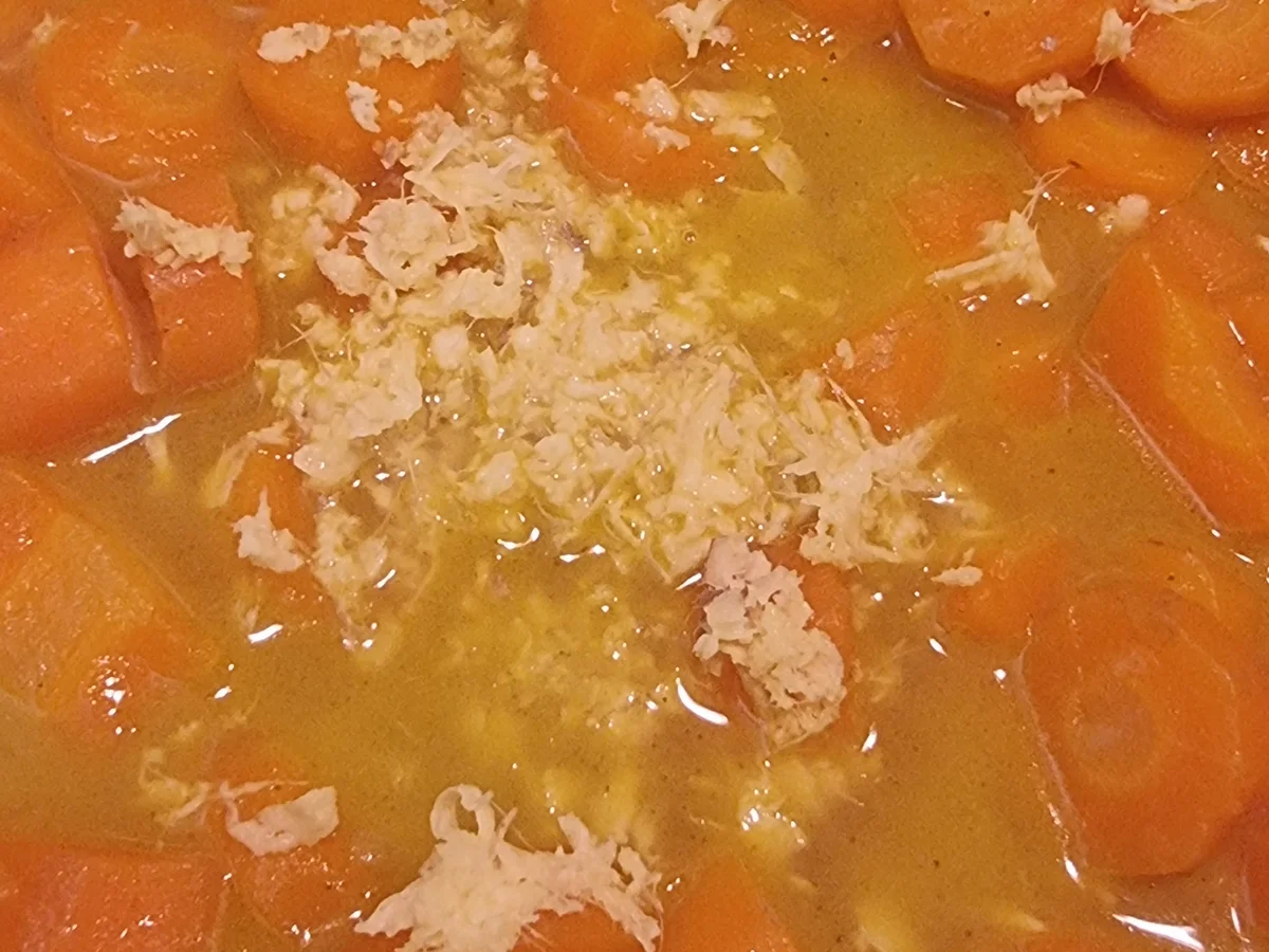 Rezept: Möhren-Zitronen-Suppe mit Möhrengrün-Pesto Bild Nr. 16905 Möhren-Zitronen-Suppe mit Möhrengrün-Pesto - Rezept - Bild Nr. 16905